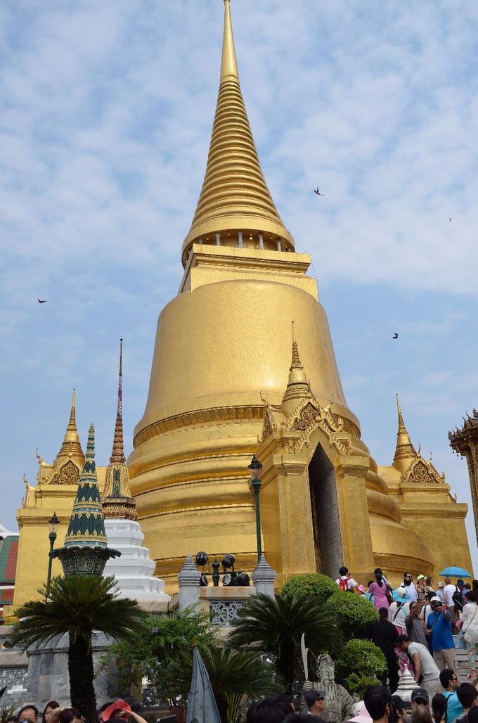 Il grande 'chedi' dorato di Phra Si Ratana
foto sotto (slideshow): particolari del WAT PHRA KAEW (Bangkok), lo straordinario complesso che racchiude i più importanti templi della città e del paese
