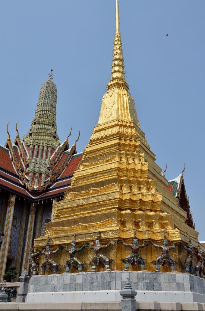 particolare di pagoda ('chedi'), rivestita in lamina d'oro con alla base gli 'hanuman', figure mitologiche rappresentanti delle divinità-scimmie