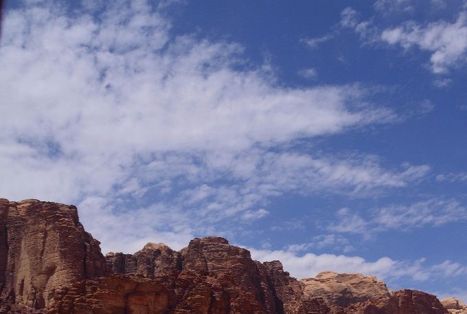 Nonostante il clima arido e le forti escursioni termiche tra il giorno (con temperature che arrivano d'estate sino a 50 gradi) e la notte, Il Wadi Rum è oggetto di insediamento di diverse tribù beduine,  oggi riunitesi in cooperative a cui spetta la gestione dei tour turistici e dei campi tendati per coloro che  vogliono trascorrere la notte nel deserto, attorno ad un fuoco e sotto il cielo stellato.
I dromedari, che un tempo costituivano l'esclusivo mezzo di locomozione del posto, e che ancora oggi vivono allo stato brado nel territorio, sono però sempre più sostituiti dalle moderne jeep e dai veicoli a trazione 4x4
