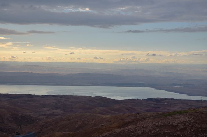 Il Mar Morto (al-Bahr al-Mayit),  a sud della Galilea, separa i  due stati di Israele e Giordania. A 400 m sotto il livello del mare, noto  per l'eccezionale grado di salinità,  IL DEAD SEA appare   un paesaggio affascinante ed irreale ed è considerato  per i suoi effetti terapeutici come il  più grande centro termale 