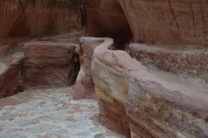 particolare del canale di irrigazione che si snoda su entrambi i lati del Siq, con la decorazione cromatica naturale della roccia a tinte calde