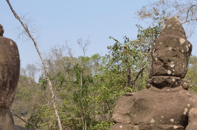 particolare della balaustra sul ponte d'ingresso che conduce al sito archeologico di Angkor Thom