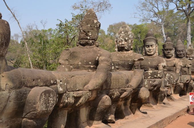 particolare della balaustra sul ponte d'ingresso che conduce al sito archeologico di Angkor Thom