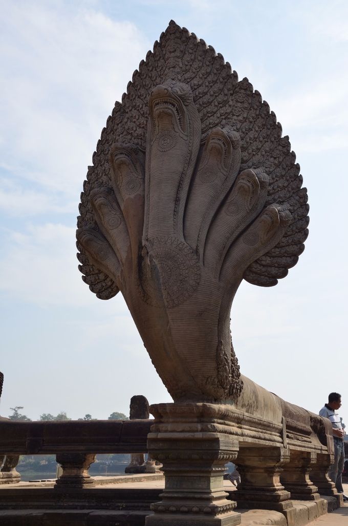 particolare architettonico della balaustra sul ponte di accesso al tempio, raffigurante un lungo serpente con sette teste.