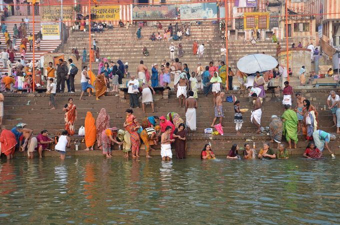 pellegrini durante il rito mattutino del bagno lustrale a Varanasi, la città santa dell'induismo
