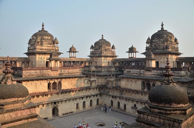foto sopera e sotto: il Palazzo Reale (Raja Mahal