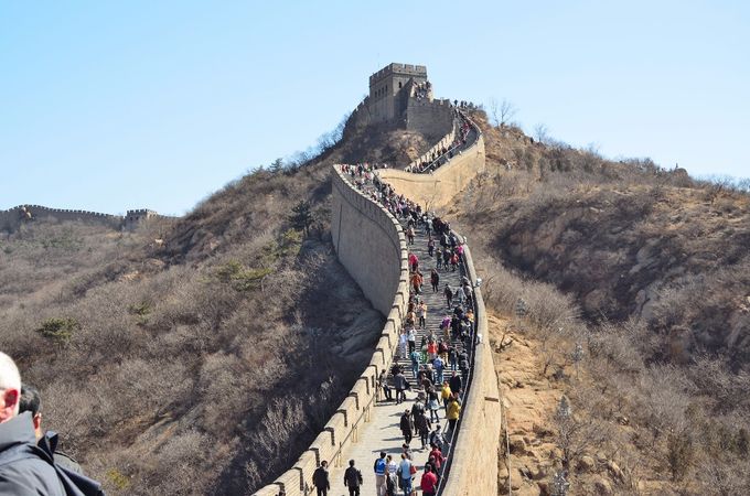 Opera colossale ed imponente, la Grande Muraglia doveva costituire una barriera di protezione contro le invasioni lungo tutto il confine settentrionale della Cina.La sua costruzione, iniziata durante i primi regni dei primi secoli a.C. e completata nel XVII secolo, è durata quasi due millenni, raggiungendo una lunghezza massima, dalla costa orientale del paese sino al confine occidentale, di oltre 6500 chilometri! Inserita nella lista del Patrimonio dell'Umanità dall'Unesco ed annoverata tra  le nuove 7 meraviglie del mondo moderno, è il monumento più rappresentativo del paese. Nella foto, il tratto della Grande Muraglia presso Badaling, a circa 60 km a nord di Pechino. Essa appare come un serpentone interminabile, che si inerpica audacemente tra i picchi delle montagne per poi ridiscendere, senza discontinuità, tra le vallate ed i terreni stepposi e desertci che costellano l'intero suo percorso