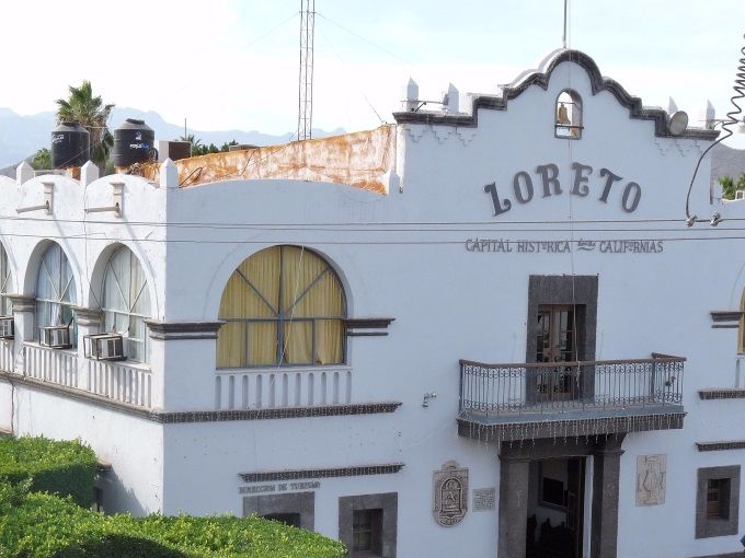 Loreto, la vecchia ‘capitale de las Californias’, conserva interamente il fascino dell’antico splendore coloniale. E’ poco più di un piccolo villaggio, dall’inconfondibile stile architettonico che  ci  ricorda tanto le residenze dei governatori celebrate nelle pellicole di Zorro.  Si  estende  dal suo cuore centrale, con la sua Plaza Civica e la  Misión de  Nuestra  Señora de Loreto, tra le più belle e meglio conservate dell’intera penisola. Loreto è un punto nevralgico per le escursioni verso la parte settentrionale della  B.C.S.