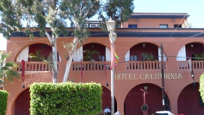 Il villaggio di Todos Santos è un piccolo centro che sorge sulla parte meridionale della costa del Pacifico, lambito da lunghe spiagge frequentate da pescatori locali e scarsamente invase dal turismo di massa. In questi ultimi anni è divenuto meta prediletta di pittori ed artisti amricani, che vi dimorano per buona parte dell'anno, contribuendo a farne un luogo di richiamo culturale tra i più visitati della regione. L'Hotel California, il più importante della località, è diventato celebre per essere stato il motivo ispiratore dell'omonimo brano musicale degli 