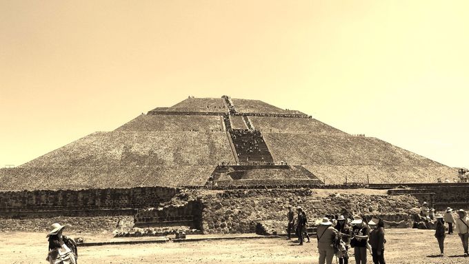 Maestosa, la Piramide del Sol domina l'intera vallata. Si può raggiungere la cima salendo i suoi 243 scalini
