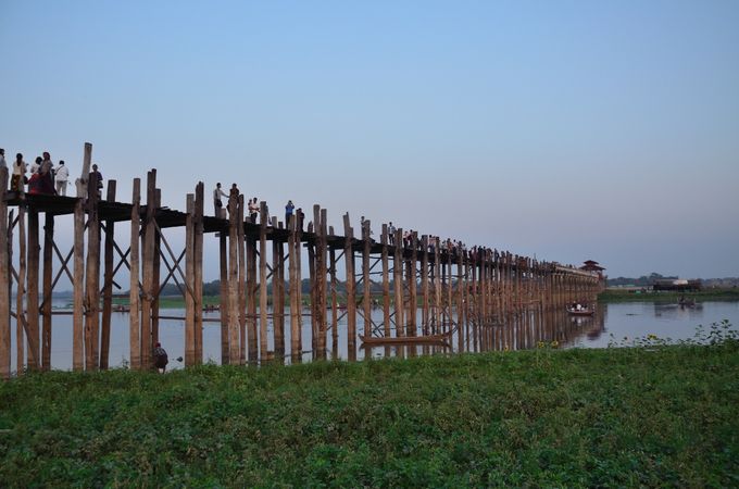 il ponte di legno lungo ben 11 chilometri sul fiume Ayeyarwaddy (località di Amarapura, a sud di Mandalay), affollatissimo il pomeriggio per ammirare fantastici tramonti