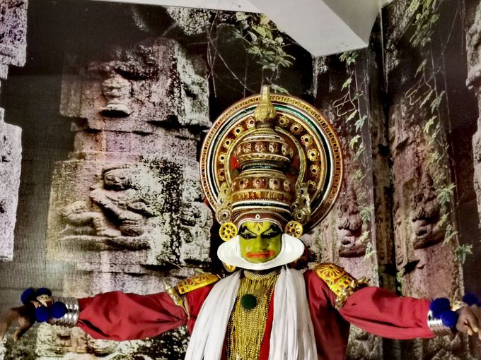Il tradizionale spettacolo teatrale del “Kathakali”, originario del Kerala, inizia con la fase del trucco degli attori/personaggi (solo maschi, anche se interpretano ruoli femminili). Si ispira a racconti epici indiani ed è sostanzialmente una pantomima eseguita con maschere tradizionali, accompagnata dal suono di percussioni
 
