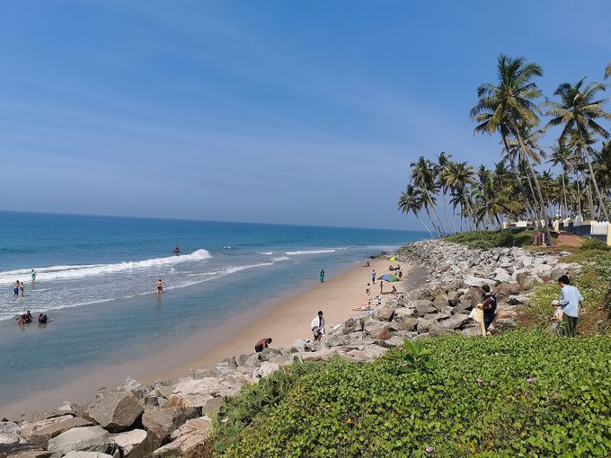 Panorama di una delle tante spiagge di Varkala. Non è certamente il mare delle Maldive, ma la temperatura dell’acqua è molto calda e le alte palme da cocco che ombreggiano il litorale contribuiscono al fascino delle spiagge 